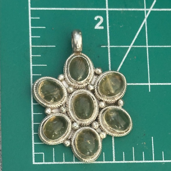 Golden rutilated quartz flower sterling silver pendant - Picture 4 of 12